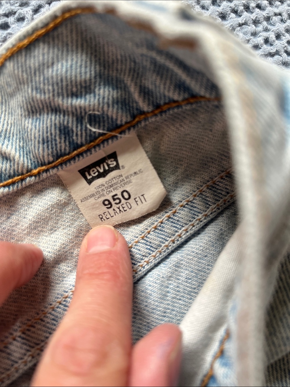 Levi's Light Blue 950 Relaxed Fit Denim Shorts - Picture 2 of 5
